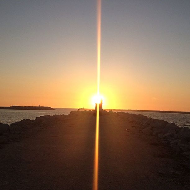 sun, sunset, sea, beach, horizon over water, tranquil scene, water, scenics, tranquility, clear sky, shore, beauty in nature, sunlight, sand, copy space, idyllic, nature, sunbeam, orange color, lens flare