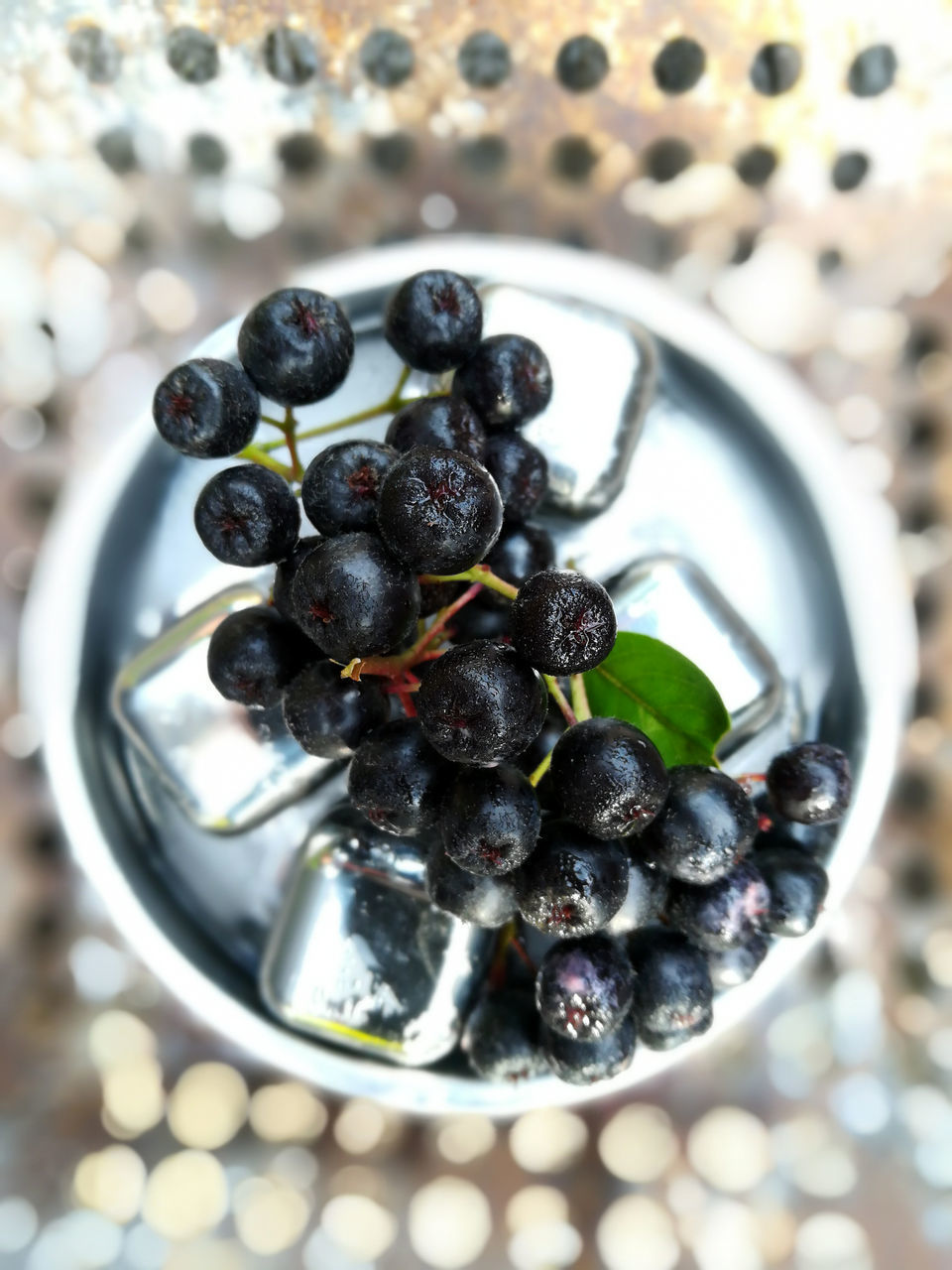 HIGH ANGLE VIEW OF RASPBERRIES IN BOWL