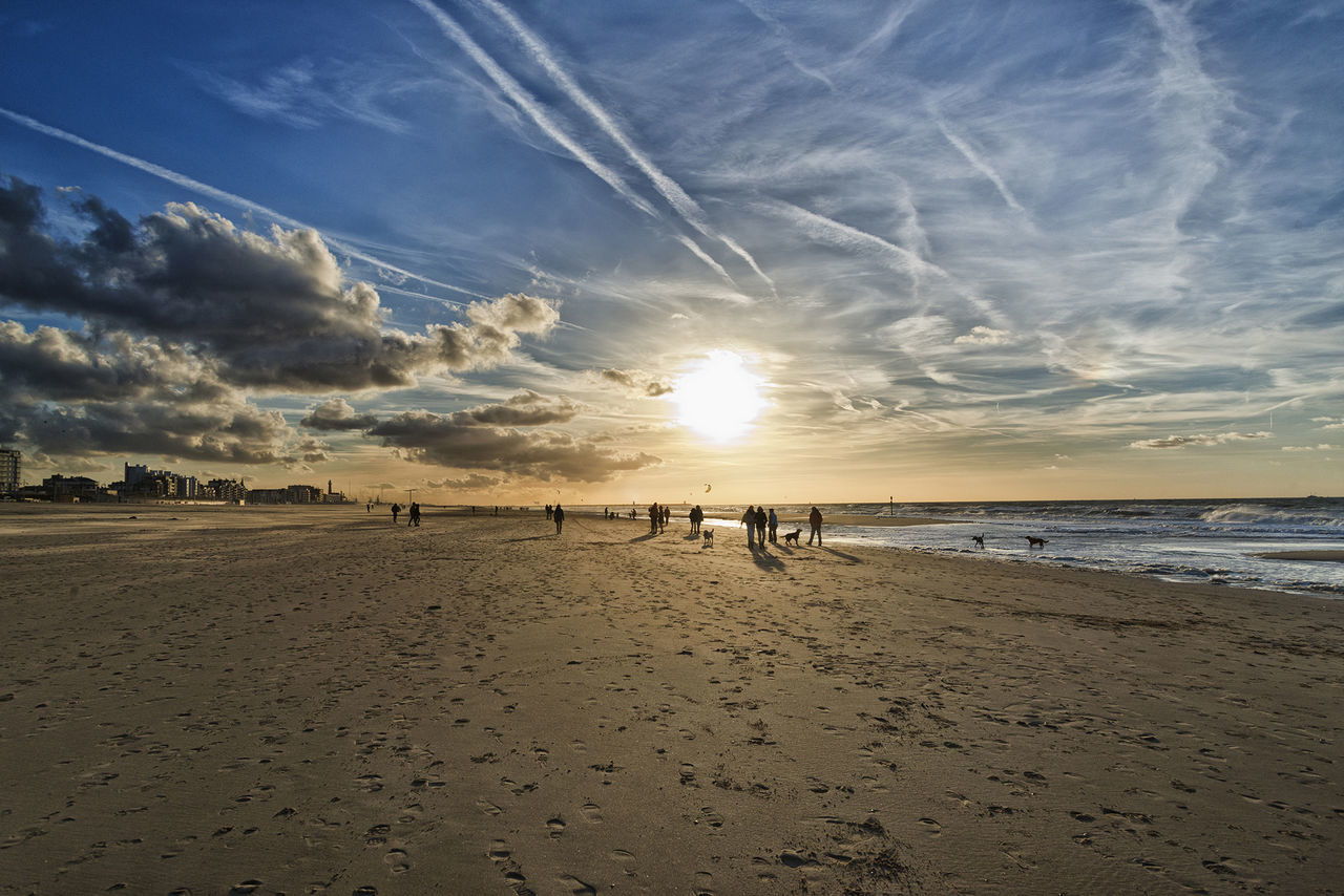 sea, beach, horizon over water, water, sky, scenics, shore, tranquil scene, sand, sunset, tranquility, cloud - sky, beauty in nature, nature, sun, cloud, idyllic, sunlight, incidental people, silhouette