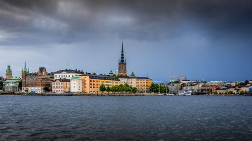 River amidst buildings against sky in city