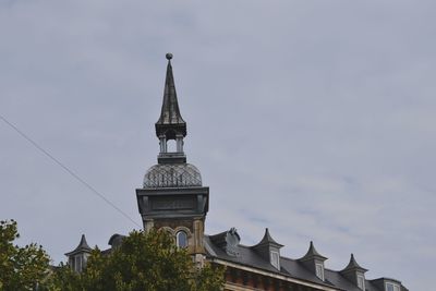 Statue of historic building against sky