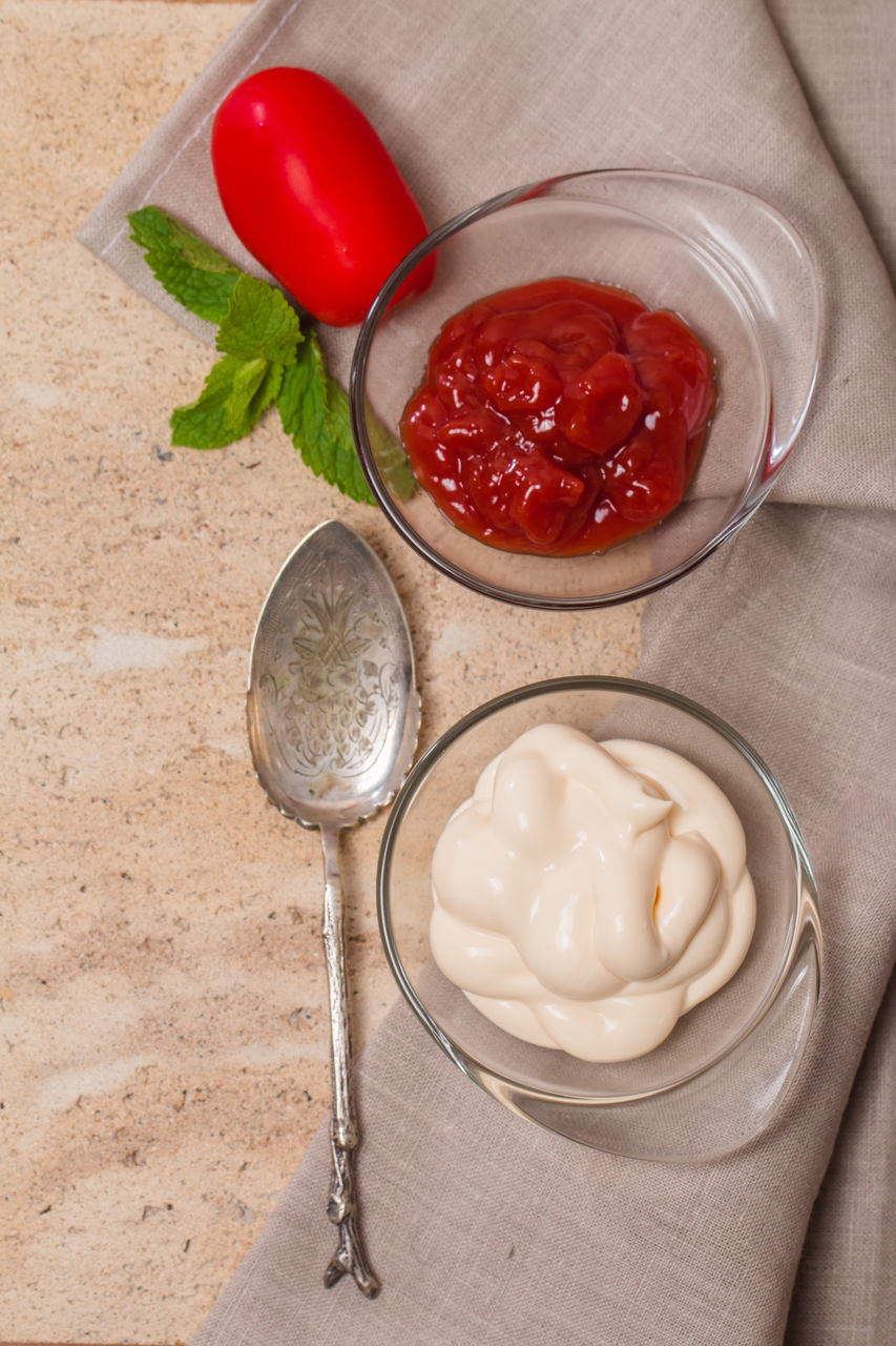 HIGH ANGLE VIEW OF STRAWBERRIES IN BOWL