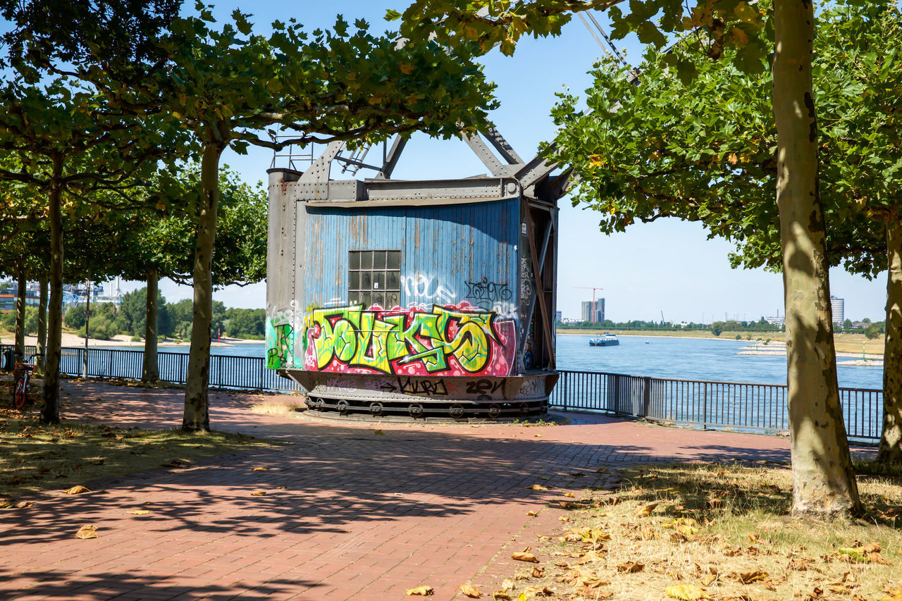 GRAFFITI ON BUILT STRUCTURE BY SEA AGAINST SKY