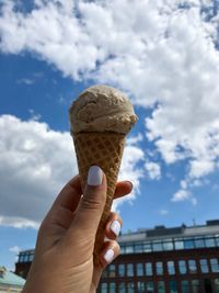 Icecream come in a hand