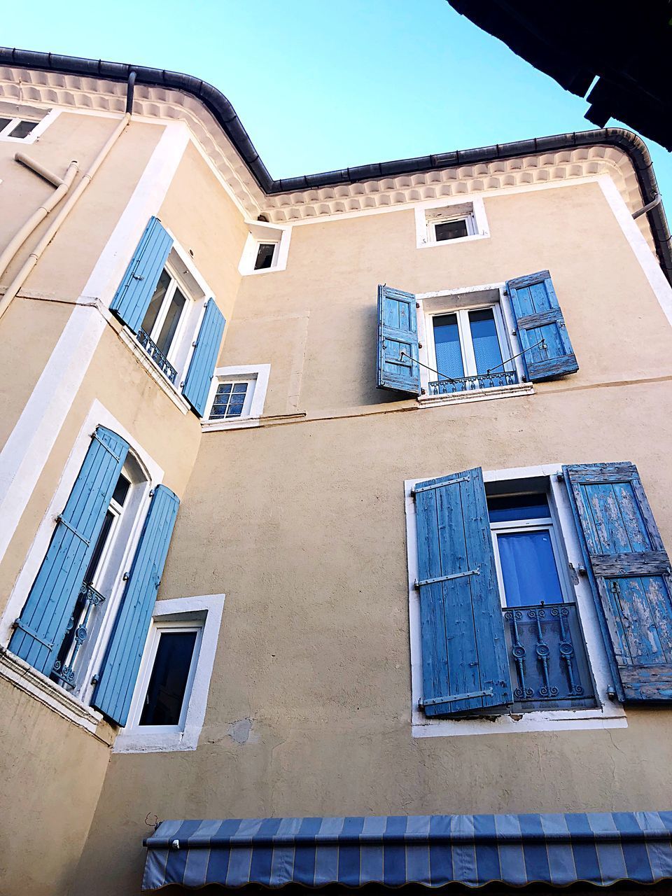 LOW ANGLE VIEW OF RESIDENTIAL BUILDING AGAINST SKY