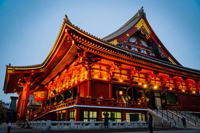 Illuminated senso-ji buddhist temple in asakusa at dusk