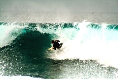 Waves splashing in sea