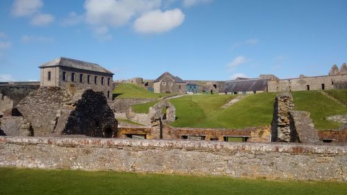 Ruins of fort against sky