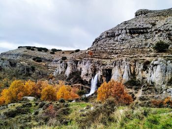 Scenic view of rocky mountain against sky. nacimiento del ason 