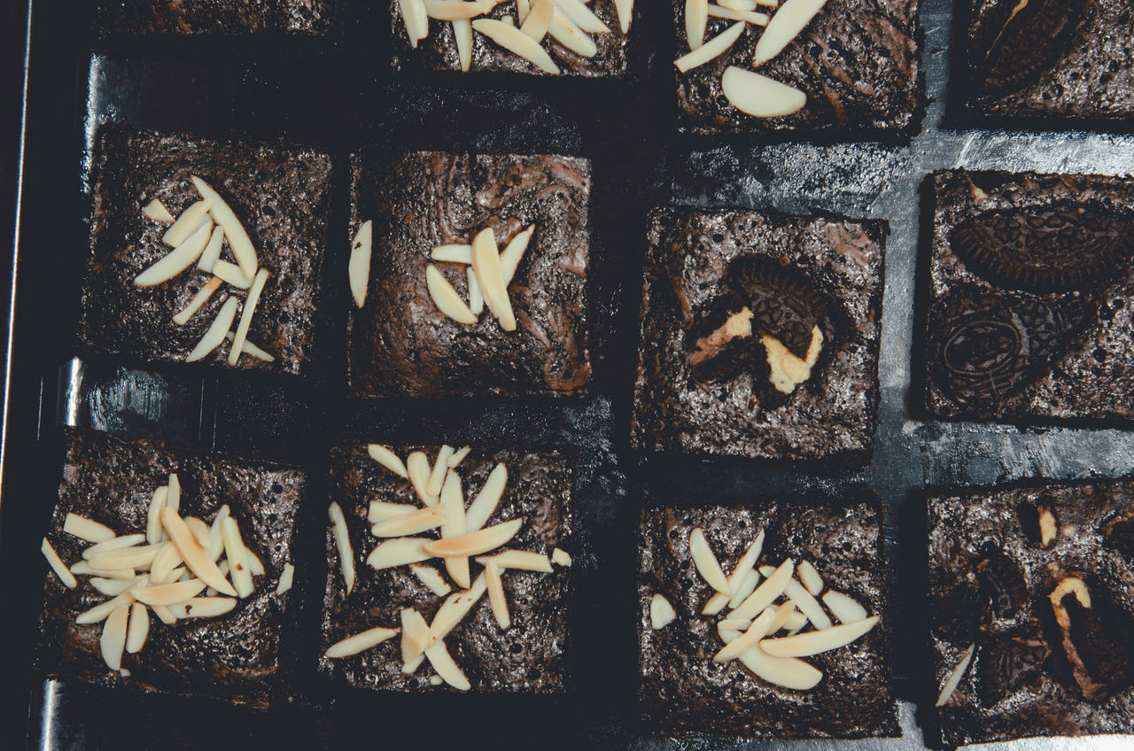 HIGH ANGLE VIEW OF CHOCOLATE CAKE IN TRAY