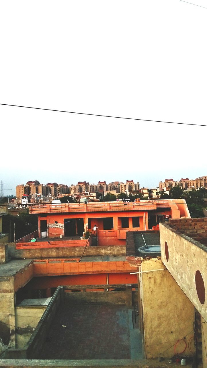 HIGH ANGLE VIEW OF BUILDINGS AGAINST SKY