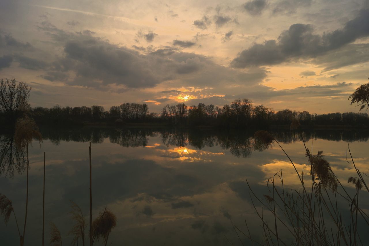 sunset, reflection, tranquil scene, tranquility, lake, water, sky, scenics, beauty in nature, silhouette, tree, cloud - sky, nature, idyllic, standing water, cloud, sun, outdoors, cloudy, calm