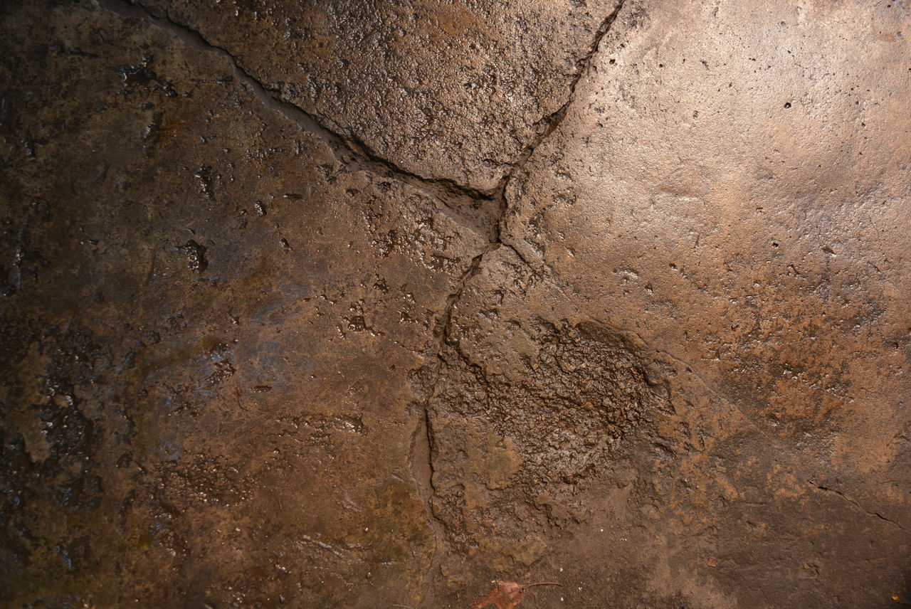 FULL FRAME SHOT OF ROCKS ON WALL