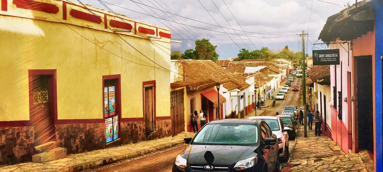 HOUSES IN TOWN AGAINST SKY IN CITY