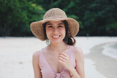 Portrait of a smiling young woman wearing hat