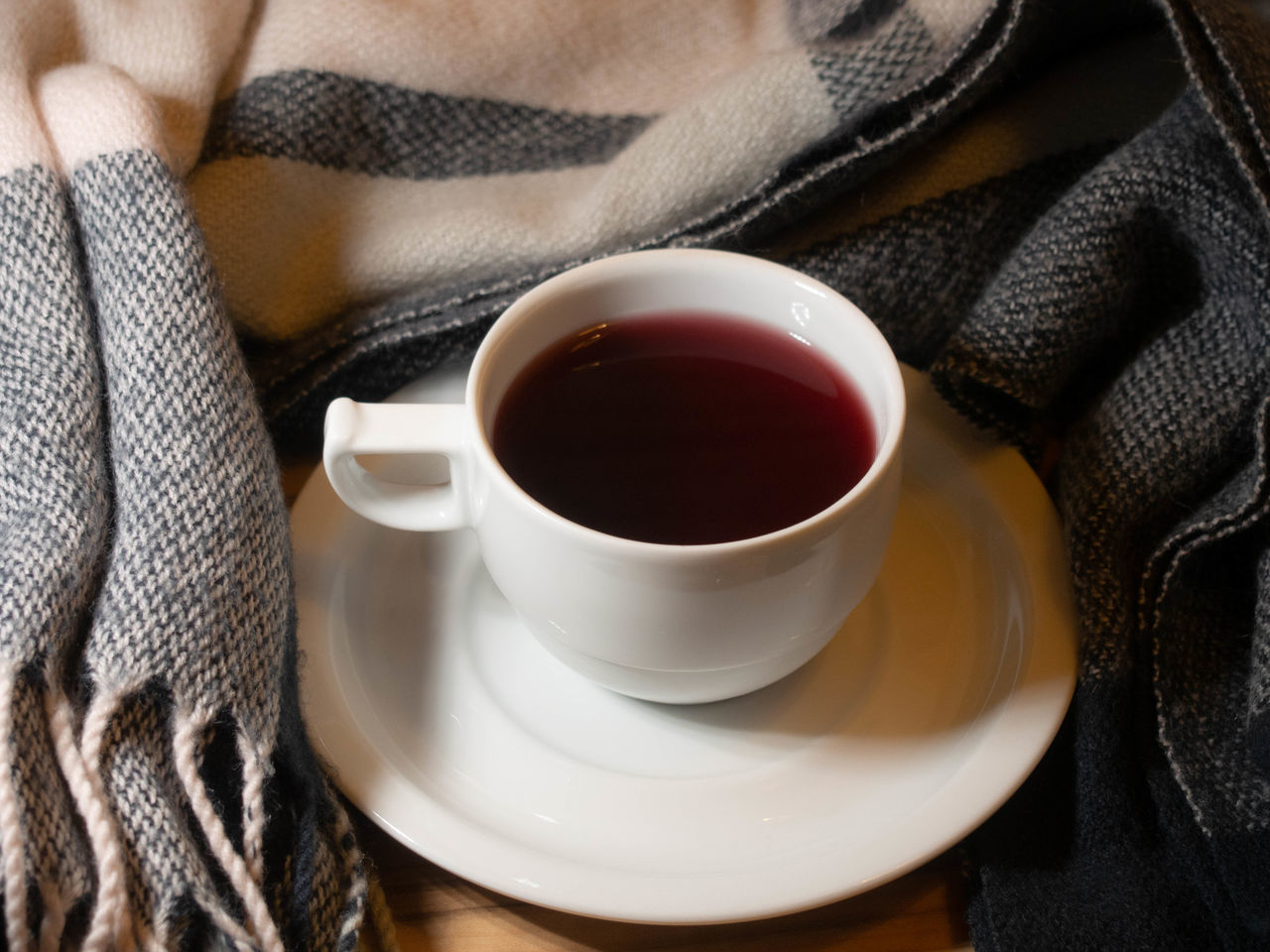 HIGH ANGLE VIEW OF COFFEE CUP WITH TEA