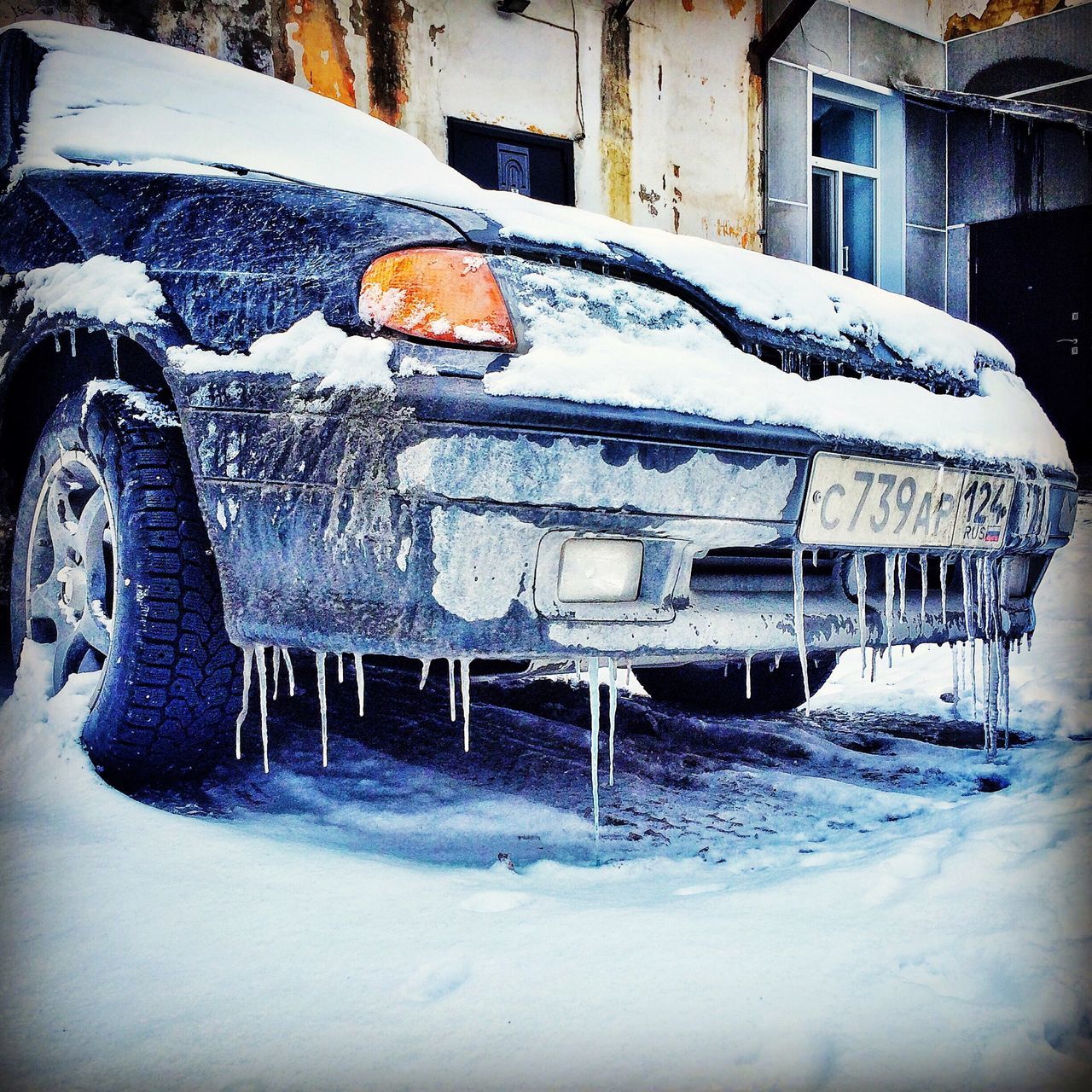 snow, building exterior, winter, cold temperature, architecture, built structure, season, covering, weather, house, frozen, residential building, residential structure, building, street, window, white color, car, outdoors, day