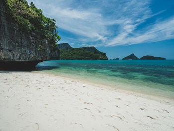 Scenic white sand beach island with turquoise clear water. mu koh ang thong, near samui, thailand.