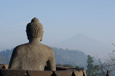Statue of buddha against mountain