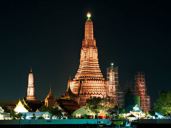 Exterior of illuminated wat arun against clear sky at night