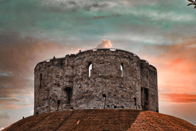 Old ruin building against cloudy sky