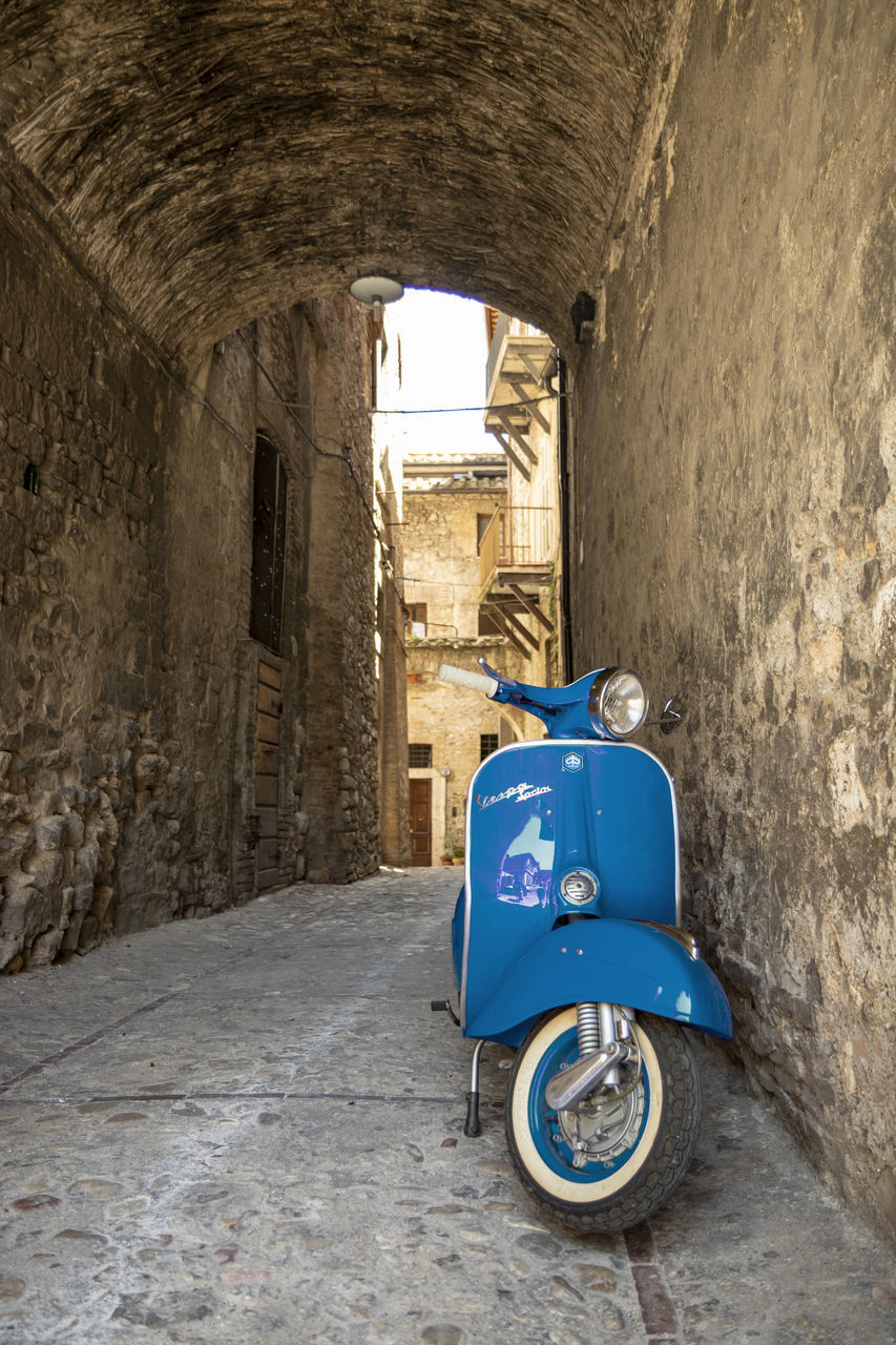 VINTAGE CAR IN ALLEY