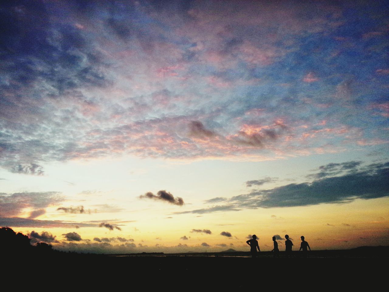 silhouette, sunset, sky, sea, cloud - sky, beach, leisure activity, scenics, men, lifestyles, beauty in nature, tranquil scene, tranquility, water, nature, medium group of people, horizon over water, vacations, large group of people