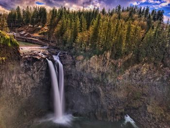 Snoqualmie falls in the fall with autumn foliage