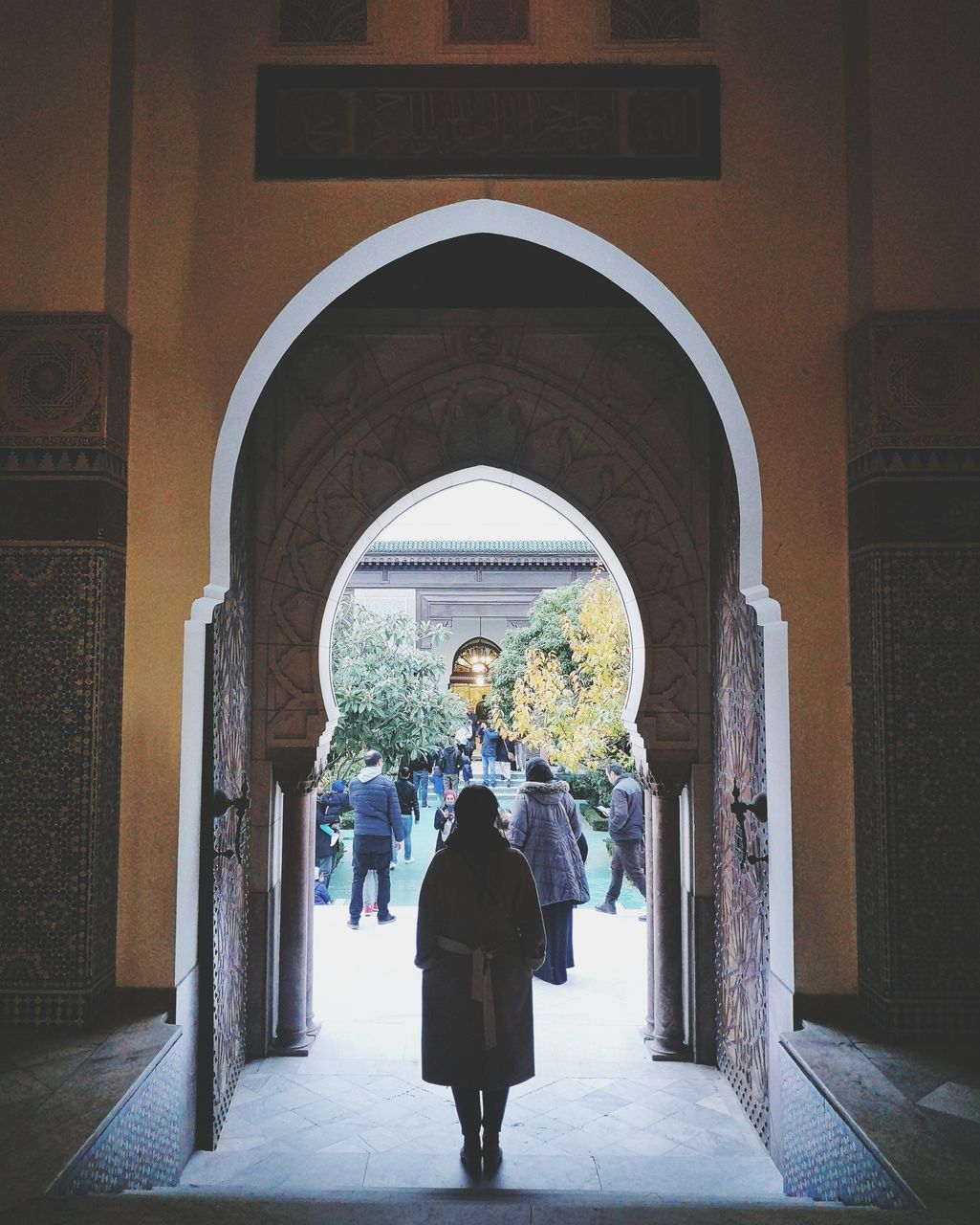 arch, architecture, rear view, built structure, real people, group of people, people, women, men, building, full length, walking, adult, direction, lifestyles, day, entrance, the way forward, indoors