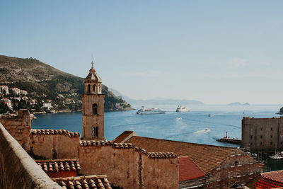 Panoramic view of sea and buildings against sky