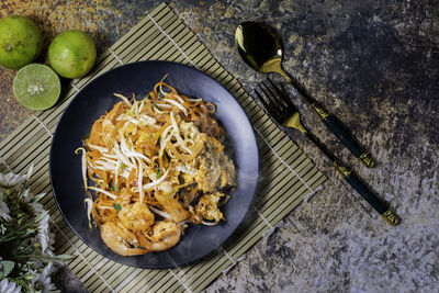 Pad thai is a popular dish for both thais and foreigners.