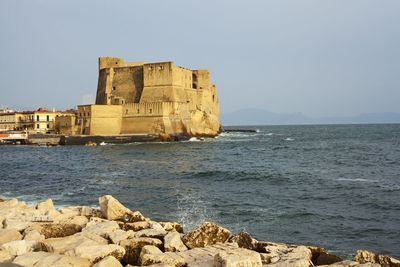 Fort by sea against clear sky