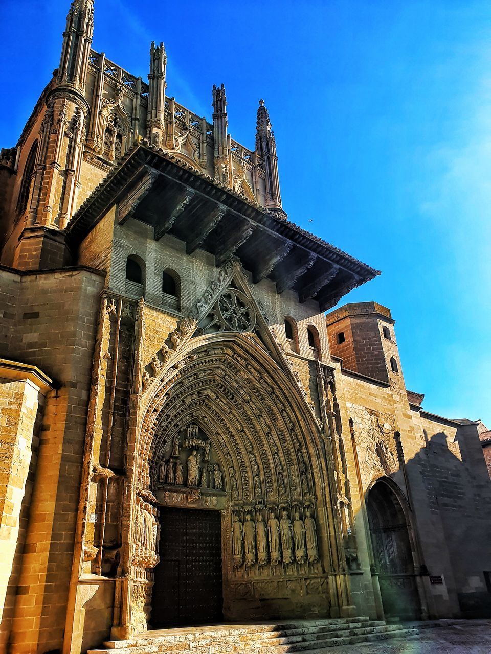 LOW ANGLE VIEW OF HISTORICAL BUILDING