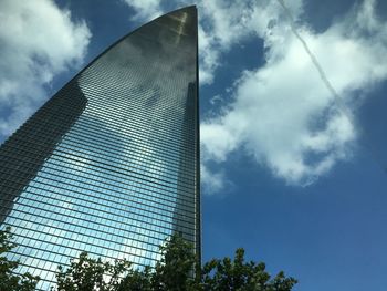 Low angle view of skyscraper against sky