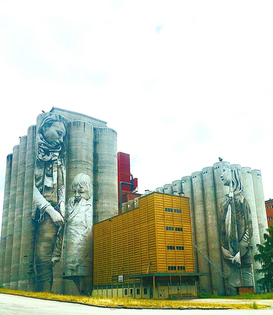 LOW ANGLE VIEW OF MODERN BUILDING AGAINST SKY