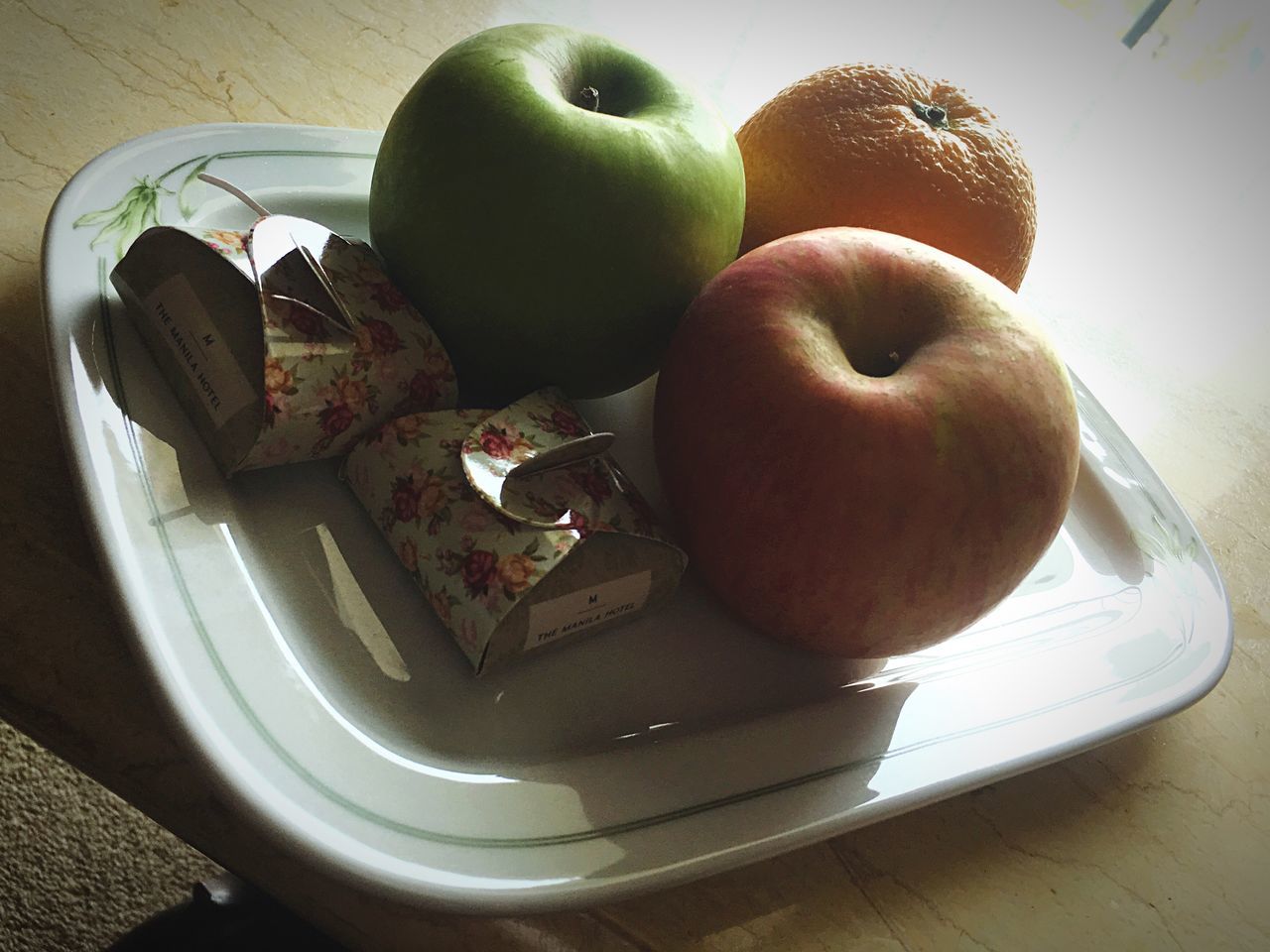 HIGH ANGLE VIEW OF APPLES ON PLATE