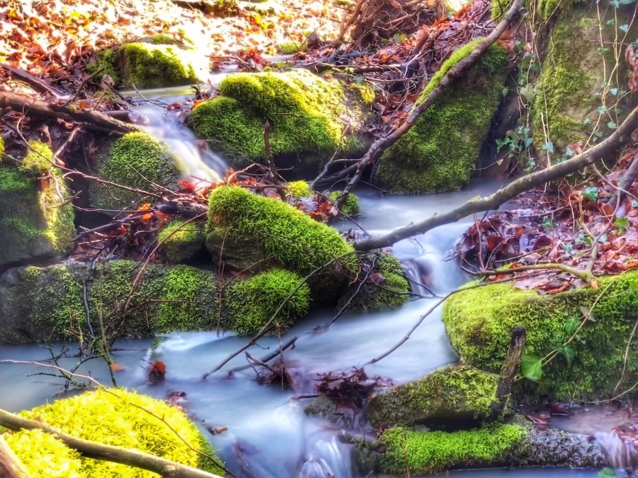 SCENIC VIEW OF STREAM FLOWING THROUGH ROCKS