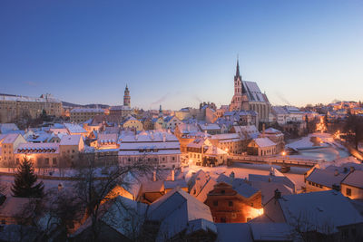 Winter view old town of cesky krumlov and church in cesky krumlov, czech republic