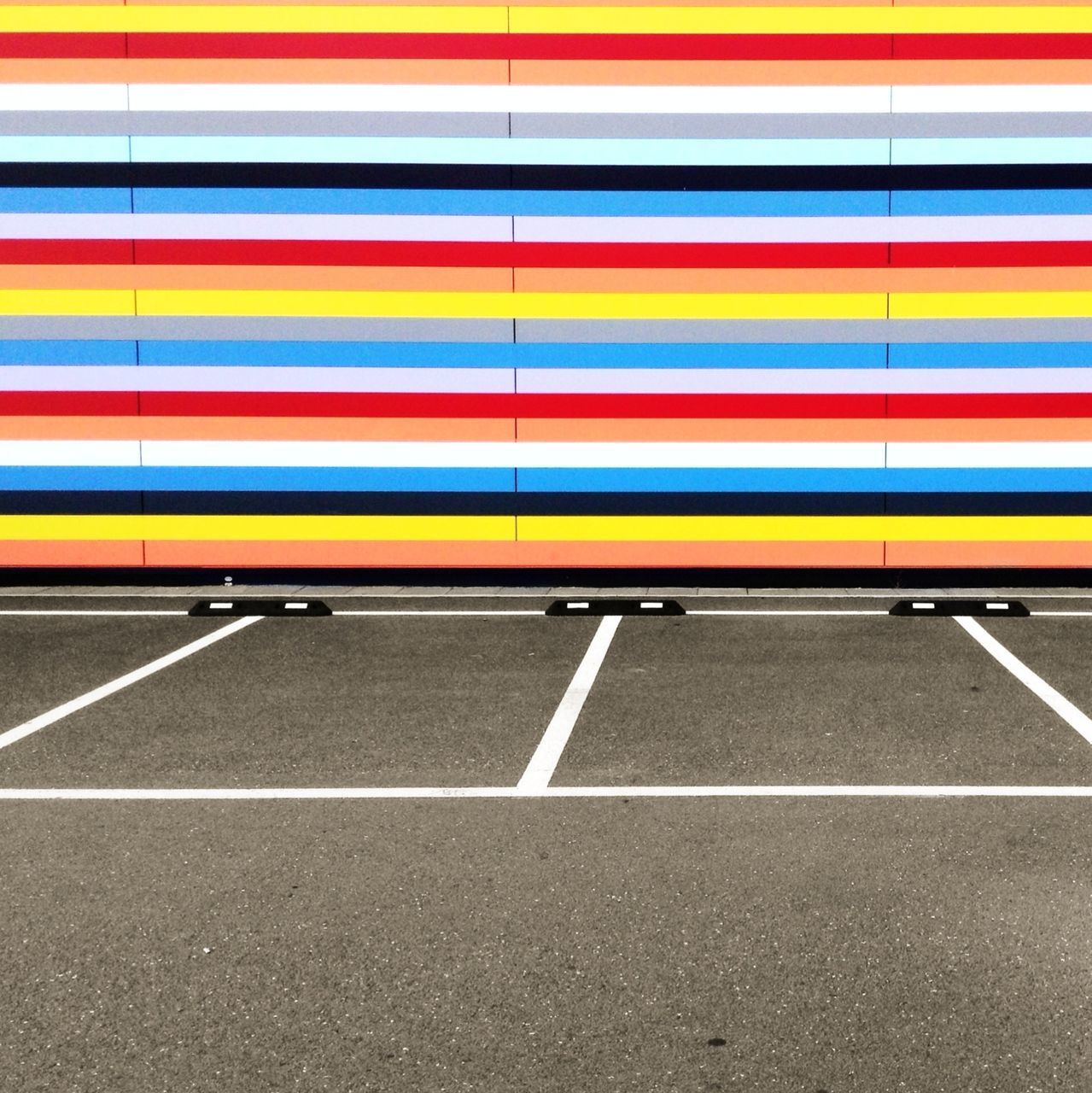 road marking, transportation, road, red, multi colored, striped, street, asphalt, the way forward, in a row, empty, pattern, guidance, outdoors, white color, arrow symbol, no people, dividing line, direction, diminishing perspective
