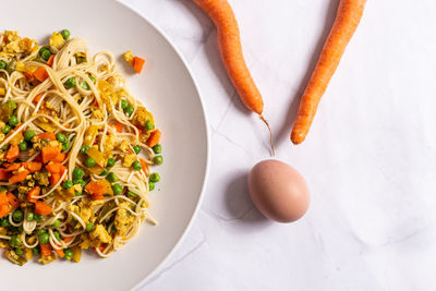 Rice noodles with eggs and vegetables