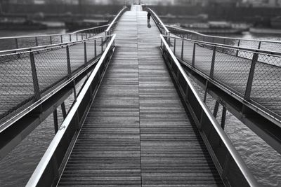 Footbridge over suspension bridge