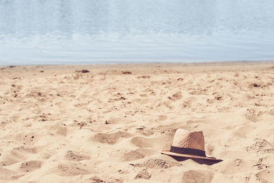 Beautiful sandy beach and straw hat. summer and travel concept.