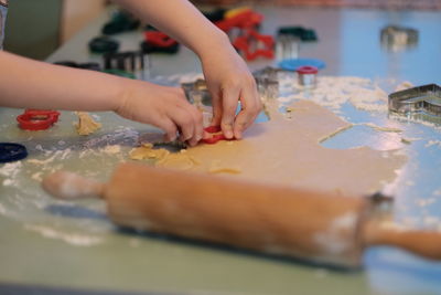 Cropped hand of woman preparing gingerbread cookies