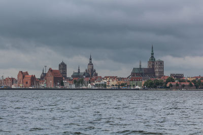 Blick von der seeseite auf die skyline der stadt stralsund 