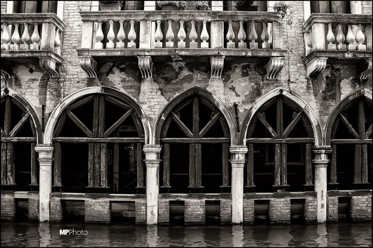 architecture, built structure, building exterior, window, arch, building, repetition, in a row, facade, full frame, outdoors, city, no people, side by side, reflection, pattern, day, backgrounds, residential building, old