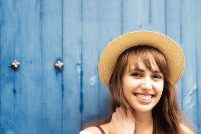 Portrait of smiling young woman wearing hat