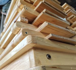 Arrangement of a folding table made of wood that has been varnished