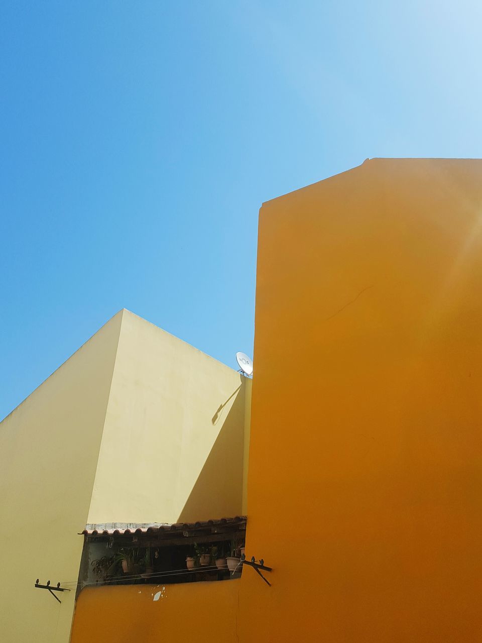 LOW ANGLE VIEW OF BUILT STRUCTURE AGAINST BLUE SKY