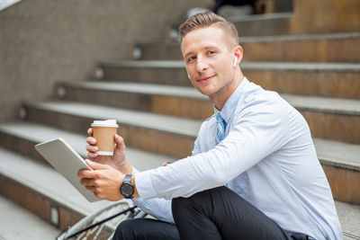 Man holding coffee cup