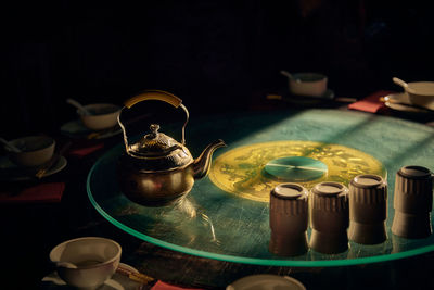 A teapot on the dining table
